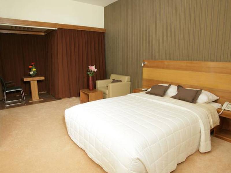 Richmond Hotel & Suites 