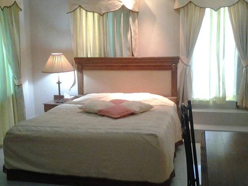 Le Chateau - Within Lake & Park