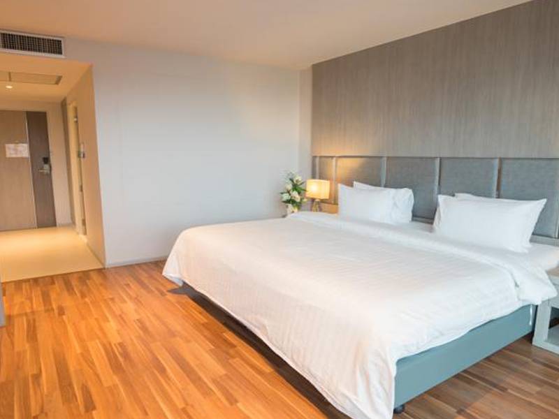 New Season Square Hotel