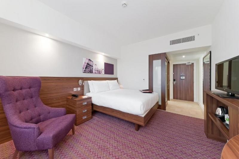 Corner Queen Room with Sofa Bed