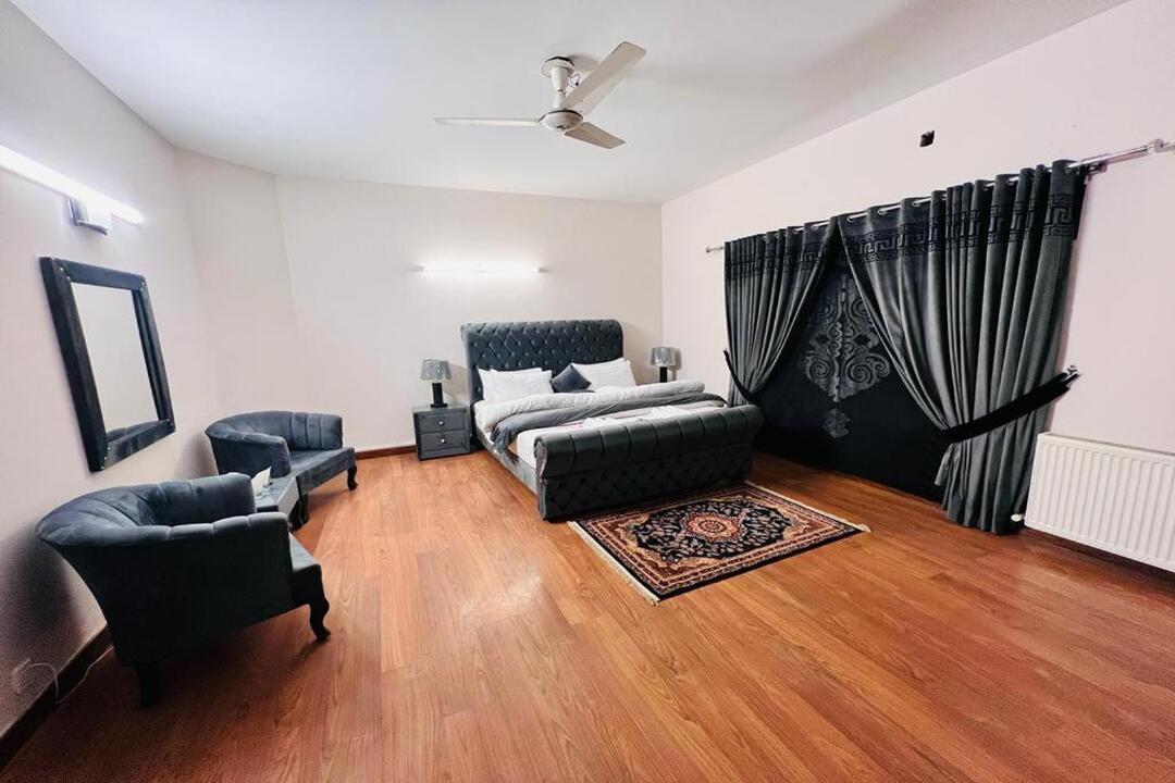Deluxe Family Room