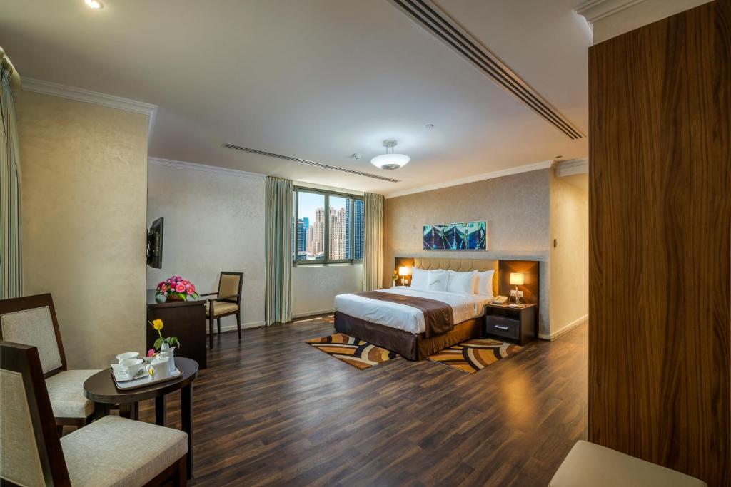 Deluxe Three-Bedroom Apartment