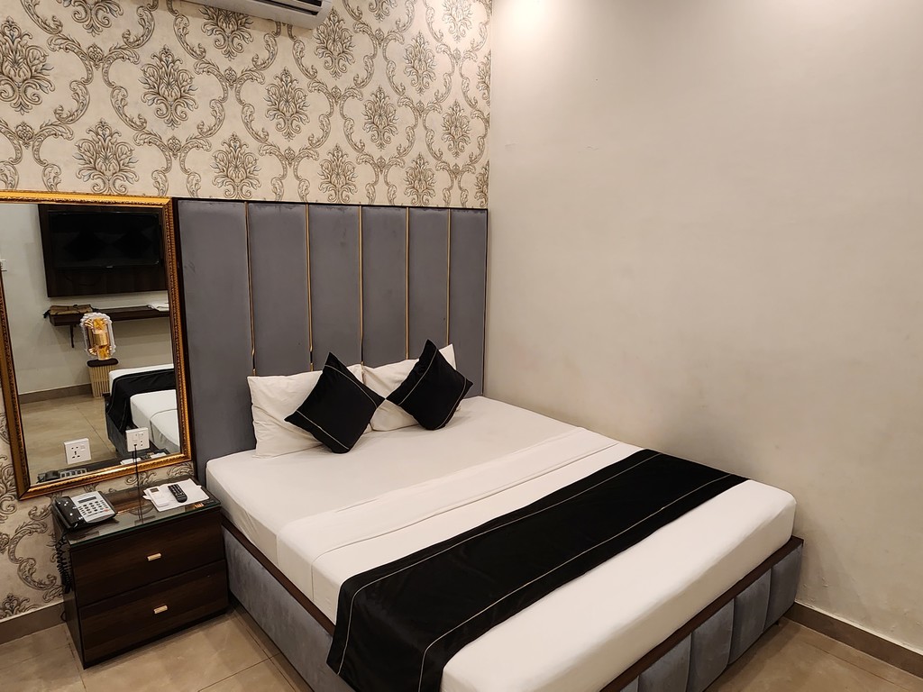 Red Fort Hotel Gulberg