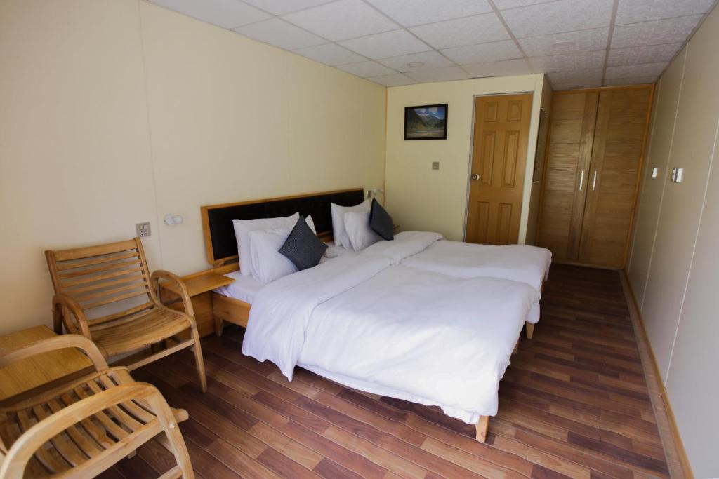Roomy Mountain Top Resort, Batakundi
