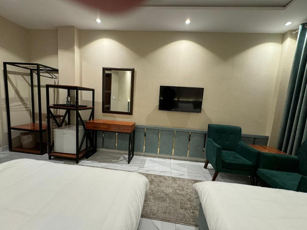 Shelton Boulevard Hotel Lahore