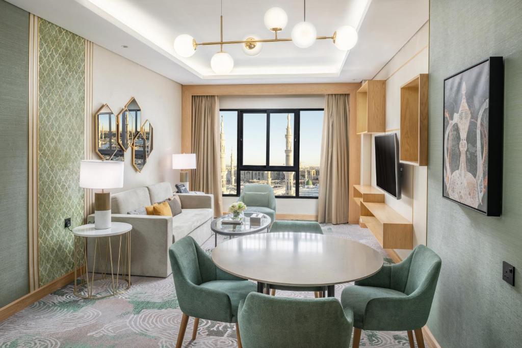 Deluxe Suite Haram-View – Maid Room