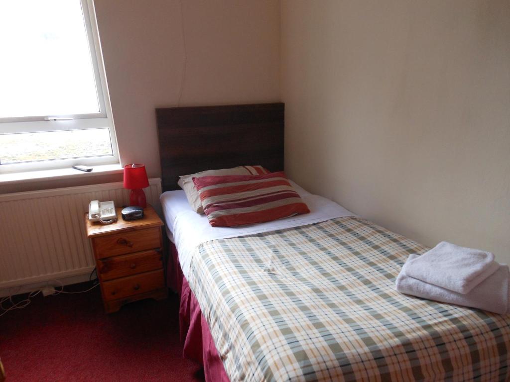 Standard Single En-suite Room