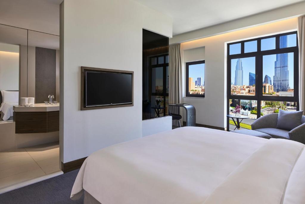 Deluxe King Room with Landmark View