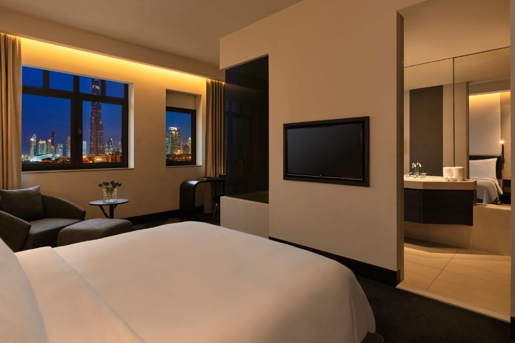Deluxe King Room with Landmark View
