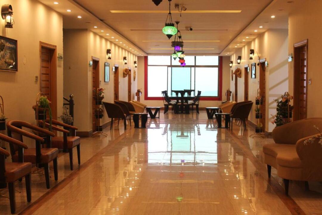 Zaryab Hotel and Restaurent