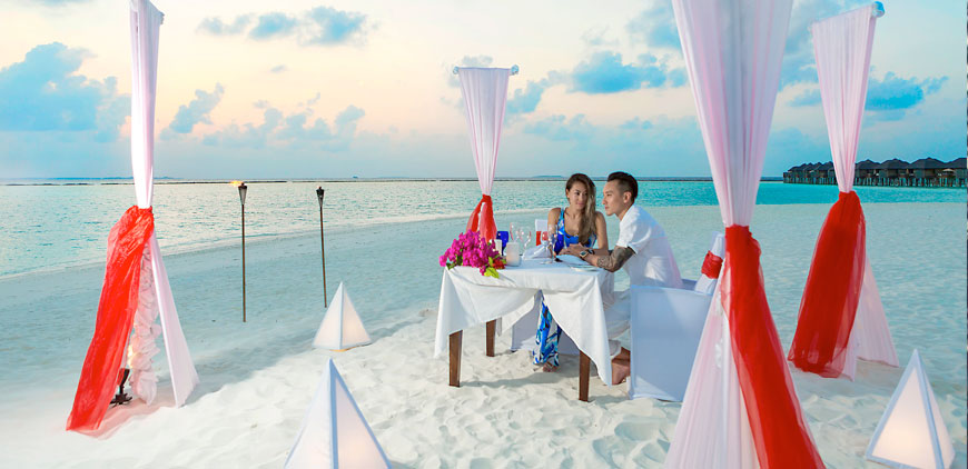 Dining on the white sand