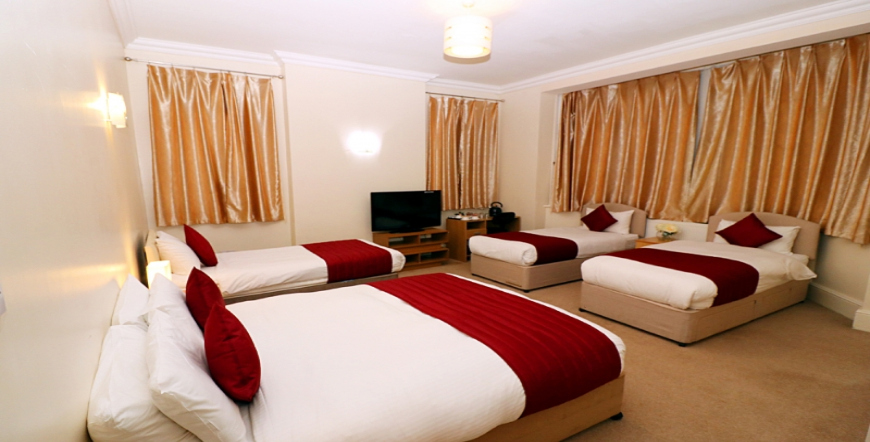  Quadruple Room Ensuite 1 Night Stay and 7 Days Parking